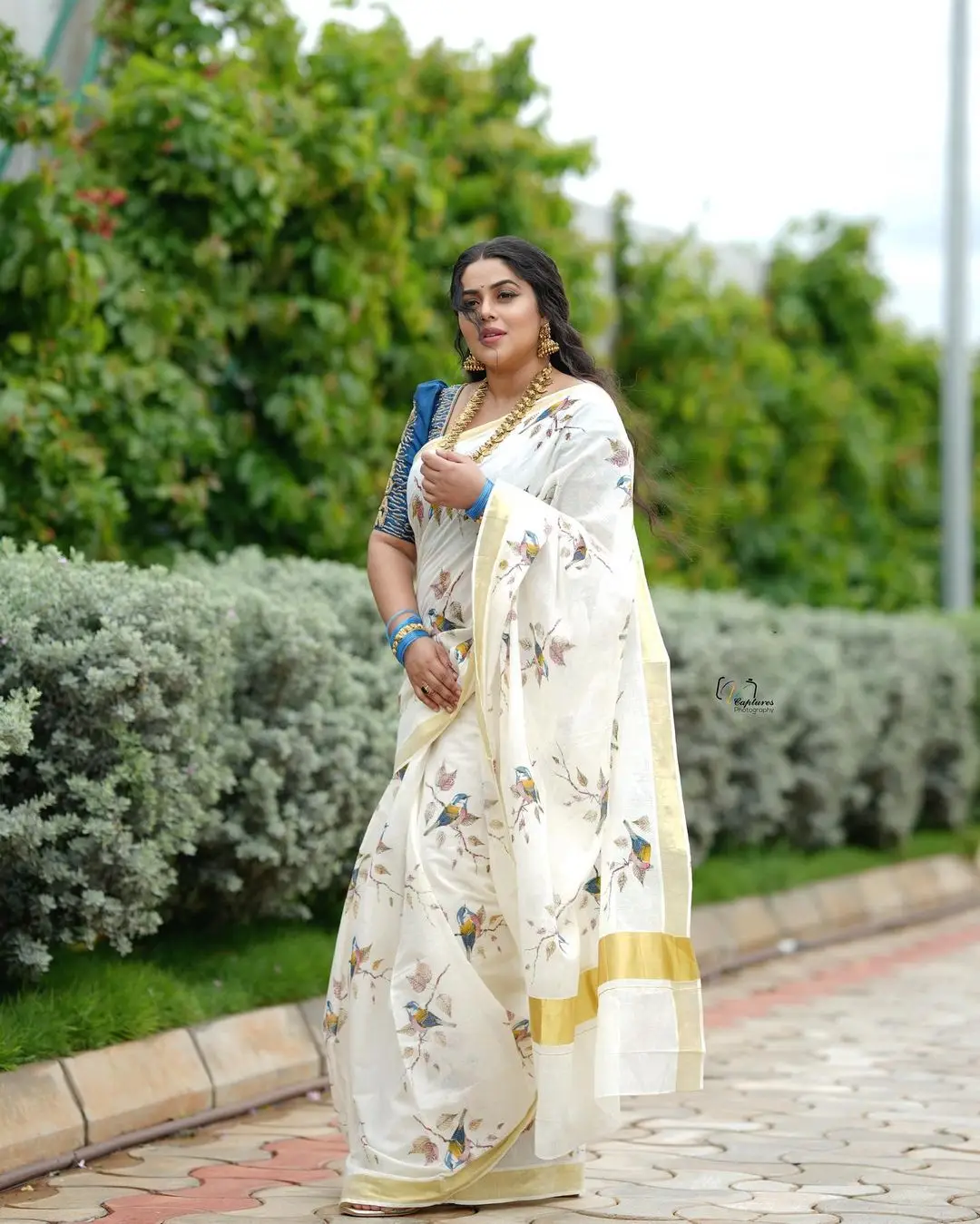 SHAMNA KASIM WEARING BEAUTIFUL EARRINGS WHITE SAREE 7